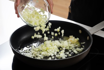 Фото шага рецепта Бутерброды странджанки с фаршем брынзой и болгарским перцем 151012 шаг 1  