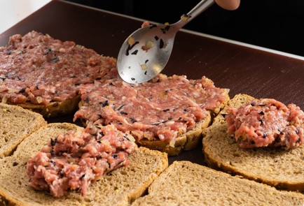 Фото шага рецепта Бутерброды странджанки с фаршем брынзой и болгарским перцем 151012 шаг 3  