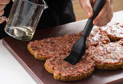 Фото шага рецепта Бутерброды странджанки с фаршем брынзой и болгарским перцем 151012 шаг 4  