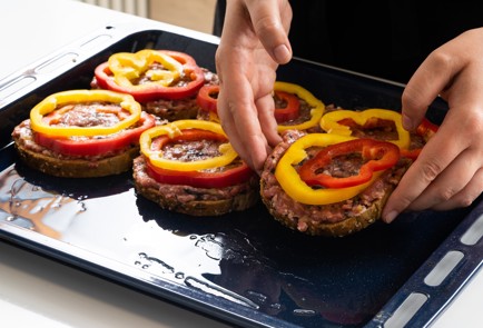 Фото шага рецепта Бутерброды странджанки с фаршем брынзой и болгарским перцем 151012 шаг 6  