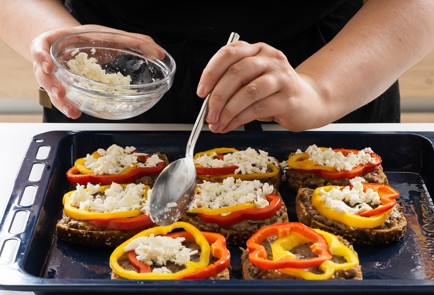 Фото шага рецепта Бутерброды странджанки с фаршем брынзой и болгарским перцем 151012 шаг 7  