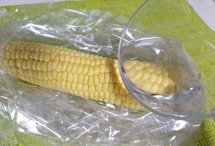 Фото шага рецепта Кукуруза  рецепт в микроволновке 189727 шаг 4  