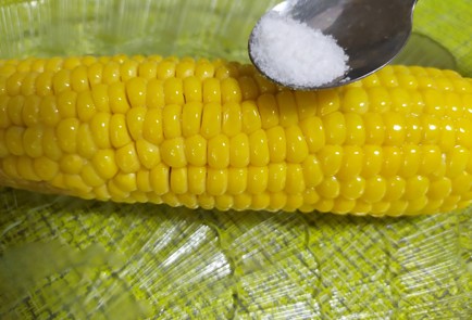 Фото шага рецепта Кукуруза  рецепт в микроволновке 189727 шаг 9  