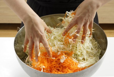 Фото шага рецепта Быстрая квашеная капуста 152698 шаг 6  