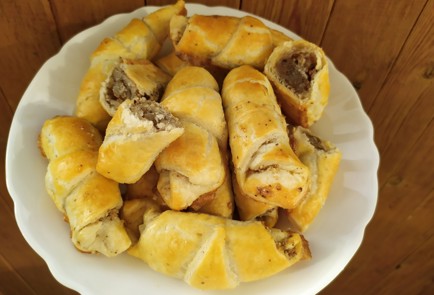 Фото шага рецепта Быстрые рогалики из слоеного теста с грецким орехом 189079 шаг 10  