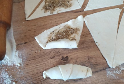 Фото шага рецепта Быстрые рогалики из слоеного теста с грецким орехом 189079 шаг 6  