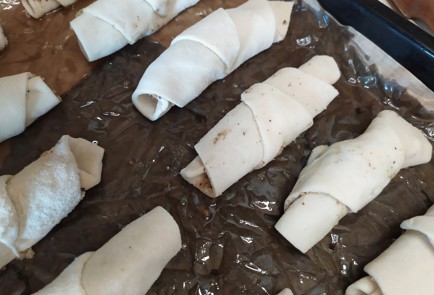 Фото шага рецепта Быстрые рогалики из слоеного теста с грецким орехом 189079 шаг 7  