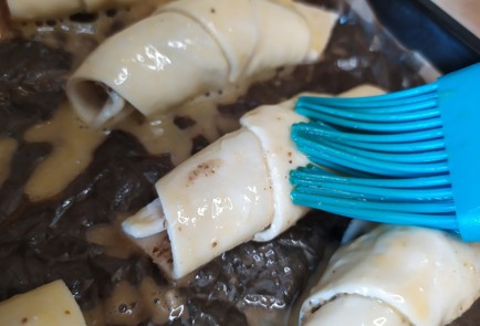 Фото шага рецепта Быстрые рогалики из слоеного теста с грецким орехом 189079 шаг 8  