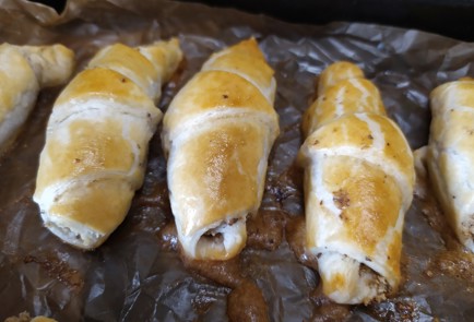 Фото шага рецепта Быстрые рогалики из слоеного теста с грецким орехом 189079 шаг 9  