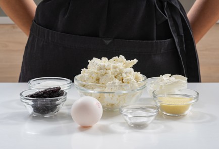 Фото шага рецепта Быстрые сырники в духовке 175102 шаг 1  