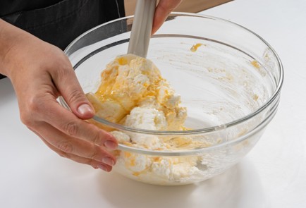 Фото шага рецепта Быстрые сырники в духовке 175102 шаг 2  