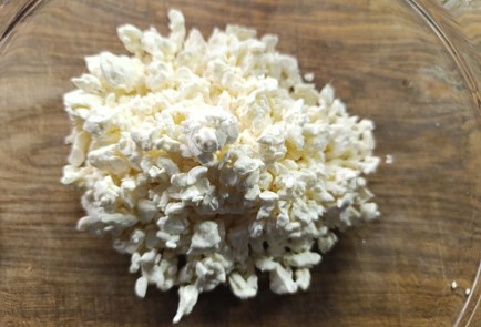 Фото шага рецепта Быстрый хачапури на слоеном тесте 190612 шаг 2  