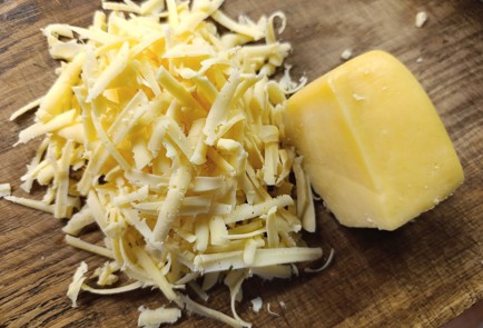 Фото шага рецепта Быстрый хачапури на слоеном тесте 190612 шаг 4  