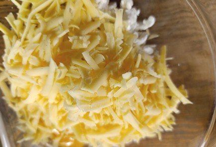 Фото шага рецепта Быстрый хачапури на слоеном тесте 190612 шаг 5  