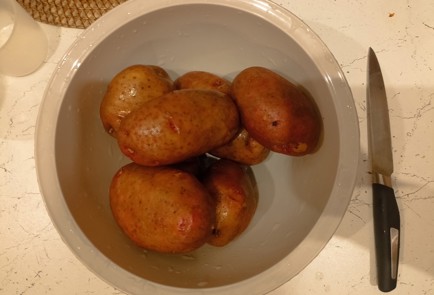 Фото шага рецепта Быстрый картофель подеревенски с кожурой 191193 шаг 1  