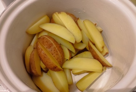 Фото шага рецепта Быстрый картофель подеревенски с кожурой 191193 шаг 2  