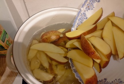 Фото шага рецепта Быстрый картофель подеревенски с кожурой 191193 шаг 3  