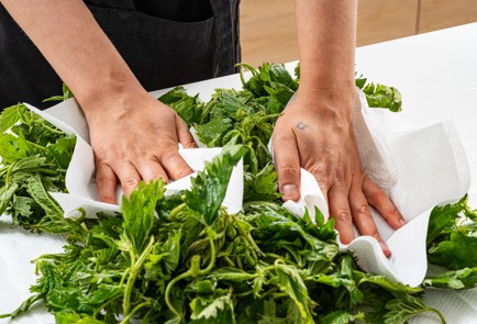 Фото шага рецепта Быстрый крапивный пирог 186375 шаг 2