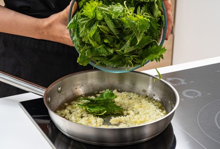 Фото шага рецепта Быстрый крапивный пирог 186375 шаг 6