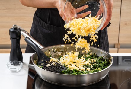 Фото шага рецепта Быстрый крапивный пирог 186375 шаг 7