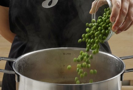 Фото шага рецепта Классический салат Оливье 152953 шаг 7  