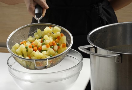 Фото шага рецепта Классический салат Оливье 152953 шаг 8  