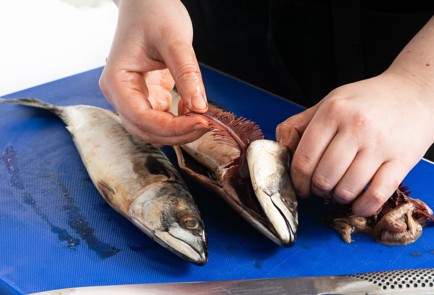 Фото шага рецепта Быстрый рецепт скумбрии в духовке 140919 шаг 1  