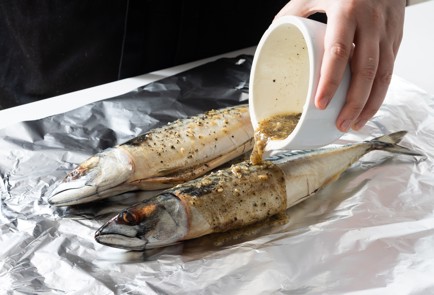 Фото шага рецепта Быстрый рецепт скумбрии в духовке 140919 шаг 6  