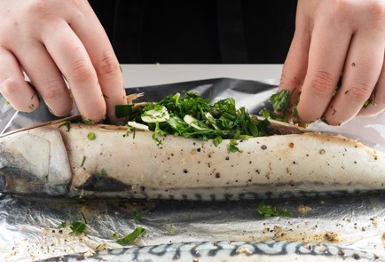 Фото шага рецепта Быстрый рецепт скумбрии в духовке 140919 шаг 7  