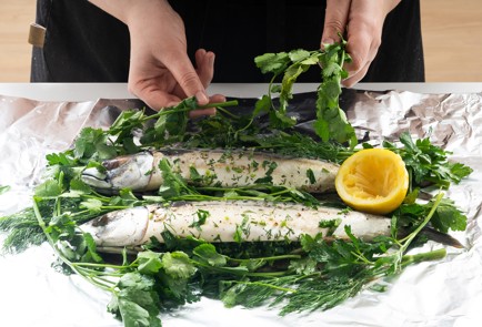 Фото шага рецепта Быстрый рецепт скумбрии в духовке 140919 шаг 8  