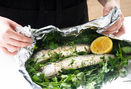 Фото шага рецепта Быстрый рецепт скумбрии в духовке 140919 шаг 9  