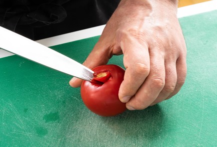 Фото шага рецепта Быстрый томатный соус с базиликом и чесноком 139625 шаг 1  