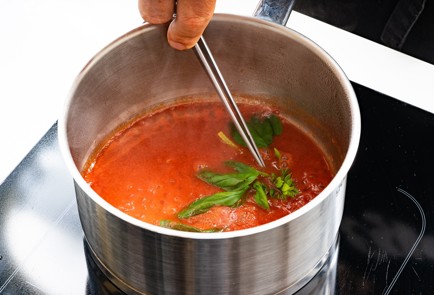 Фото шага рецепта Быстрый томатный соус с базиликом и чесноком 139625 шаг 3  