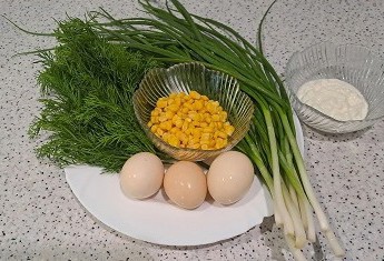 Фото шага рецепта Витаминный салат с яйцами зеленью и сметаной 189209 шаг 1  