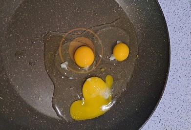 Фото шага рецепта Витаминный салат с яйцами зеленью и сметаной 189209 шаг 2  