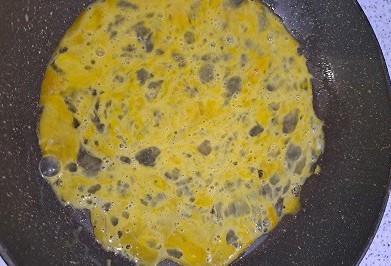 Фото шага рецепта Витаминный салат с яйцами зеленью и сметаной 189209 шаг 3  