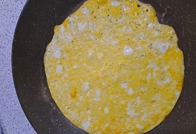 Фото шага рецепта Витаминный салат с яйцами зеленью и сметаной 189209 шаг 4  