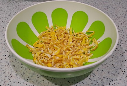 Фото шага рецепта Витаминный салат с яйцами зеленью и сметаной 189209 шаг 6  