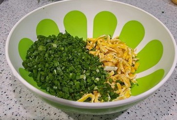 Фото шага рецепта Витаминный салат с яйцами зеленью и сметаной 189209 шаг 7  