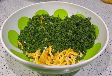 Фото шага рецепта Витаминный салат с яйцами зеленью и сметаной 189209 шаг 8  