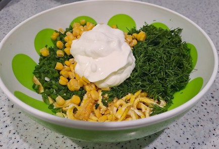 Фото шага рецепта Витаминный салат с яйцами зеленью и сметаной 189209 шаг 9  