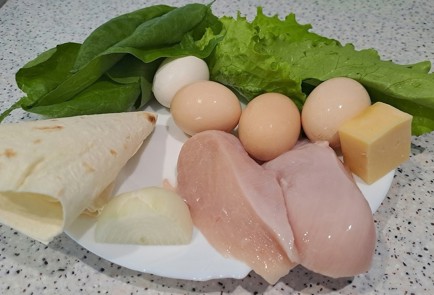 Фото шага рецепта Быстрый завтрак из лаваша и яиц со шпинатом и куриной грудкой 189381 шаг 1  