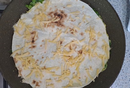 Фото шага рецепта Быстрый завтрак из лаваша и яиц со шпинатом и куриной грудкой 189381 шаг 10  