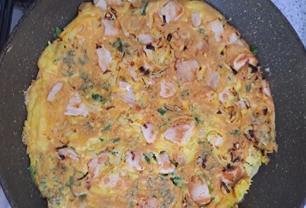 Фото шага рецепта Быстрый завтрак из лаваша и яиц со шпинатом и куриной грудкой 189381 шаг 11  