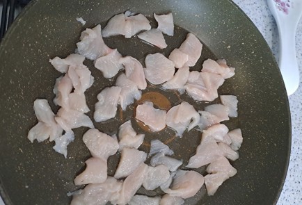 Фото шага рецепта Быстрый завтрак из лаваша и яиц со шпинатом и куриной грудкой 189381 шаг 2  