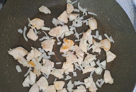 Фото шага рецепта Быстрый завтрак из лаваша и яиц со шпинатом и куриной грудкой 189381 шаг 3  