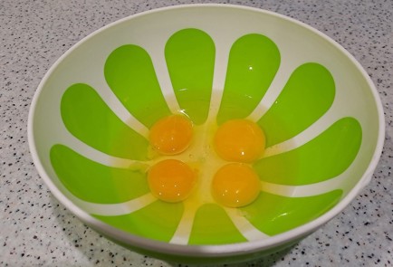 Фото шага рецепта Быстрый завтрак из лаваша и яиц со шпинатом и куриной грудкой 189381 шаг 4  