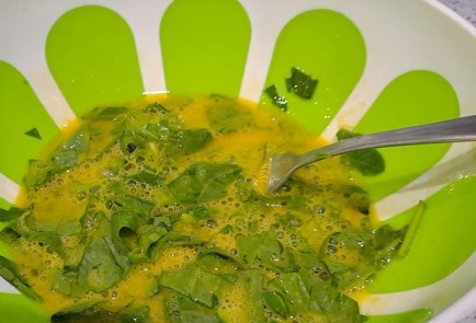 Фото шага рецепта Быстрый завтрак из лаваша и яиц со шпинатом и куриной грудкой 189381 шаг 7  