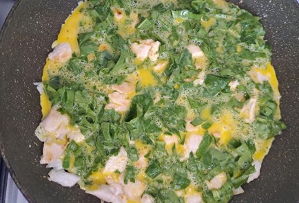 Фото шага рецепта Быстрый завтрак из лаваша и яиц со шпинатом и куриной грудкой 189381 шаг 9  