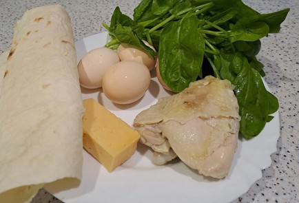 Фото шага рецепта Быстрый завтрак из лаваша и яиц со шпинатом и куриным мясом 189376 шаг 1  